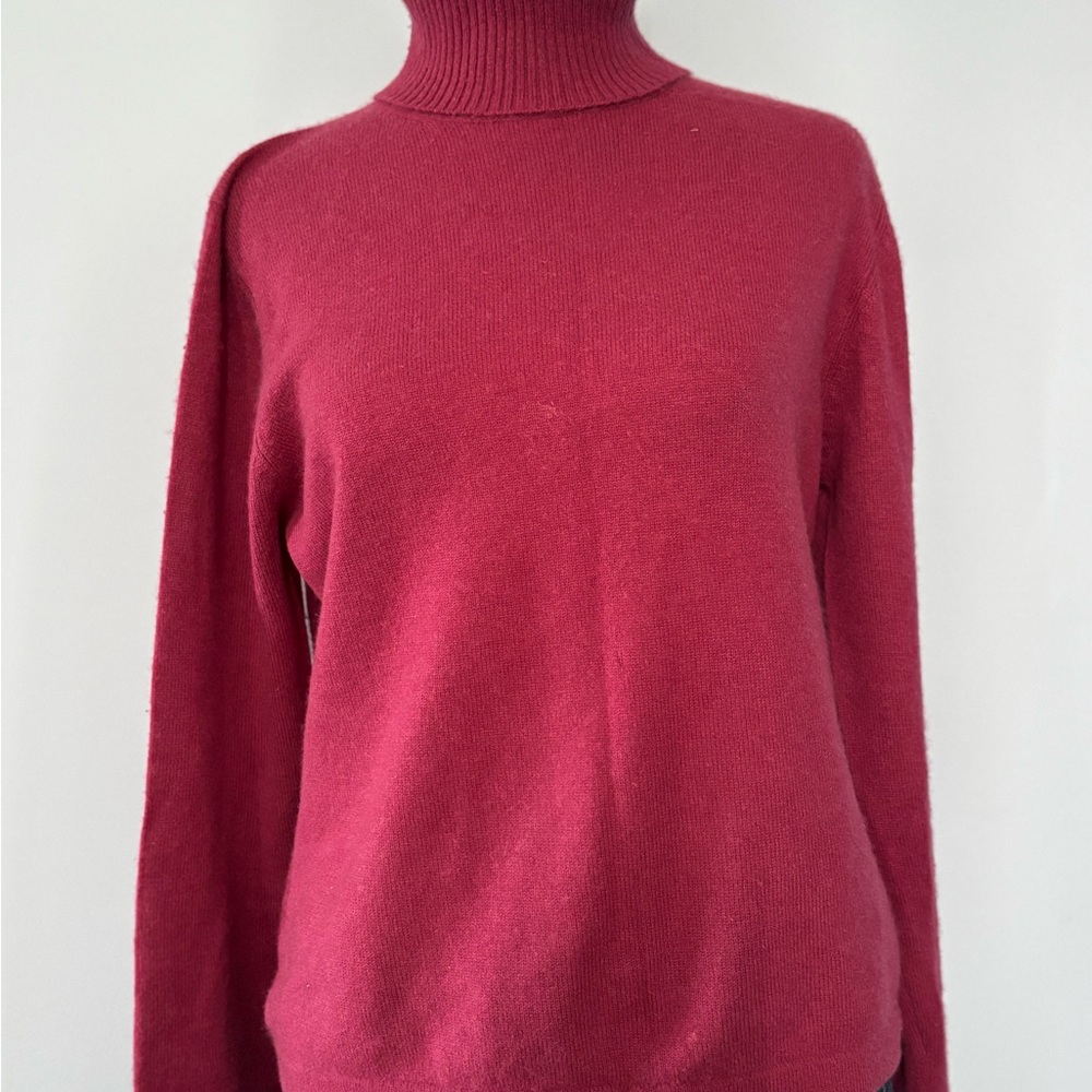 Elegant Fuchsia Cashmere Knit Sweater